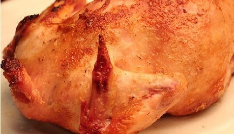 【お届け日指定可能！】クリスマスシーズンだから丸々一羽。約3人前700gの伝説のシェフが焼き上げたジューシーローストチキン。食べ方説明書付。