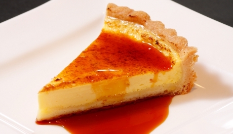 フォアグラのせ牛フィレ肉のステーキなど料理3品+ワイン、デザートが付いて2,000円！