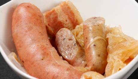 フォアグラのせ牛フィレ肉のステーキなど料理3品+ワイン、デザートが付いて2,000円！